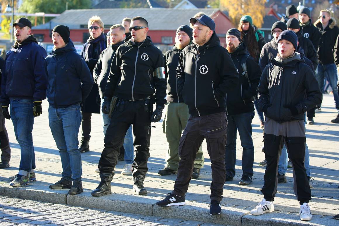 Ca. 17 tilhengere av den høyreekstreme gruppen "Den nordiske motstandsbevegelsen" roper slagord under et torgmøte i Fredrikstad i oktober 2018. Foto: Ørn Borgen/NTB Scanpix